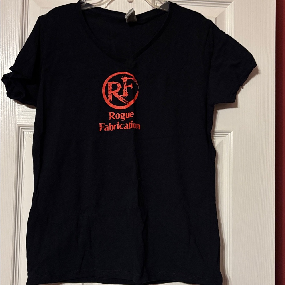 NWOT Gildan Black Heavy Cotton v neck Tshirt rogue fabrication size medium